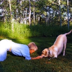 Mujer y Perro jugando