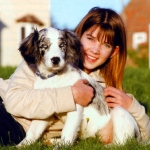 una nina abrazando a su perro 