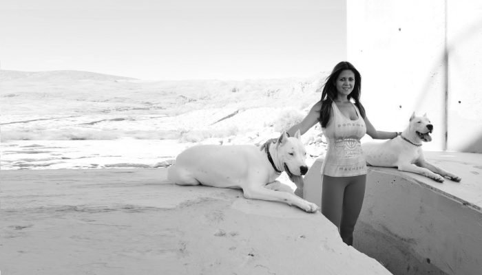 bella modelo junto a dos dogos argentinos