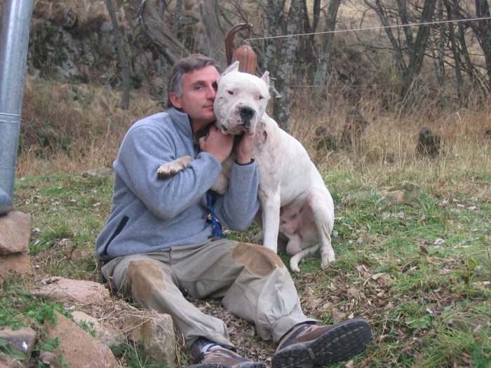 dogo argentino junto a su amo