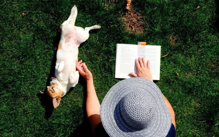 mujer anciana acariciando a su perro